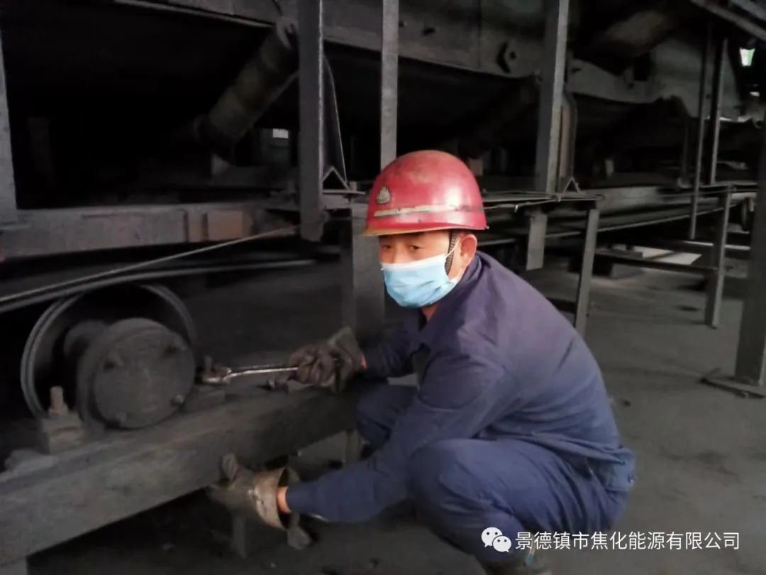 “老線這邊人手不夠，你們那邊有誰可以過來支援？”“好的，我馬上來。”聽到這個消息時，羅國安剛剛結束新線的維修工作，但他二話不說，立即拿起維修包，投入到老線的維修工作當中。每天工作10小時以上已經(jīng)成為抗疫期間的常態(tài)，雖然身體很疲憊，但是他沒有任何怨言，“確實很辛苦、很累，但現(xiàn)在正是特殊時期，只有保障公司生產(chǎn)經(jīng)營“不斷檔”，我們生活才能“不斷線”，恰恰我所在的運輸廠就是承擔著焦炭煤炭運輸?shù)闹匾氊煟晕腋鼞撱”M職守，保障好這些設備的穩(wěn)定運行?！?jpg